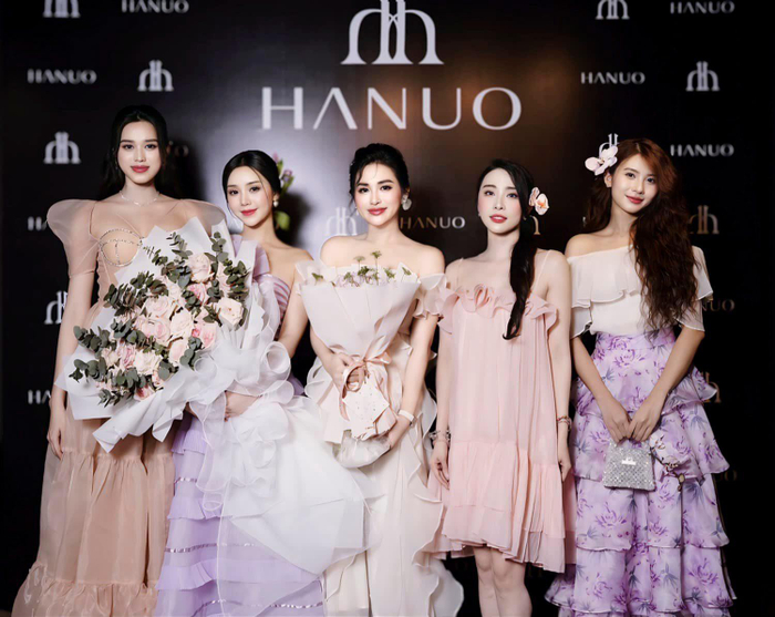 Nhiều bạn bè, khách mời đến chúc mừng Hanuo trong show diễn.