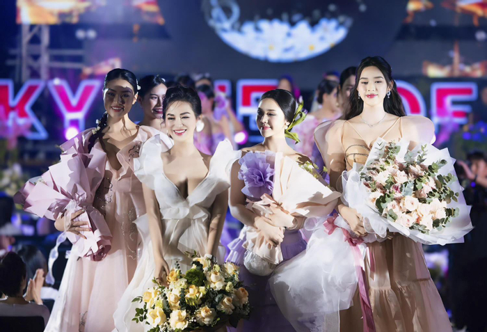 NTK Hà Trịnh hạnh phúc khi giới thiệu thành công bộ sưu tập đầm hoa mùa hè dành riêng cho các quý cô duyên dáng.