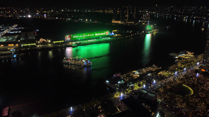 Màn hình Led chiếu sáng một góc sông Sài Gòn. 