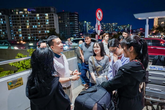 Mỗi chuyến đi Nhà trường đều quan tâm tiễn chân, động viên các bạn