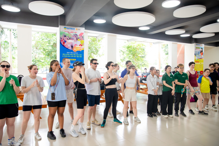 Sinh viên quốc tế đến giao lưu liên tục, những bạn trẻ HUTECH có cơ hội phát triển khả năng ngoại ngữ