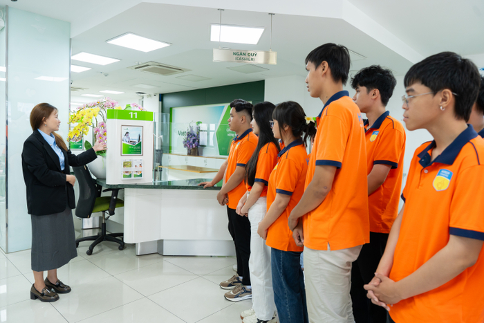 Sinh viên HUTECH trong chuyến tham quan ngân hàng Vietcombank 