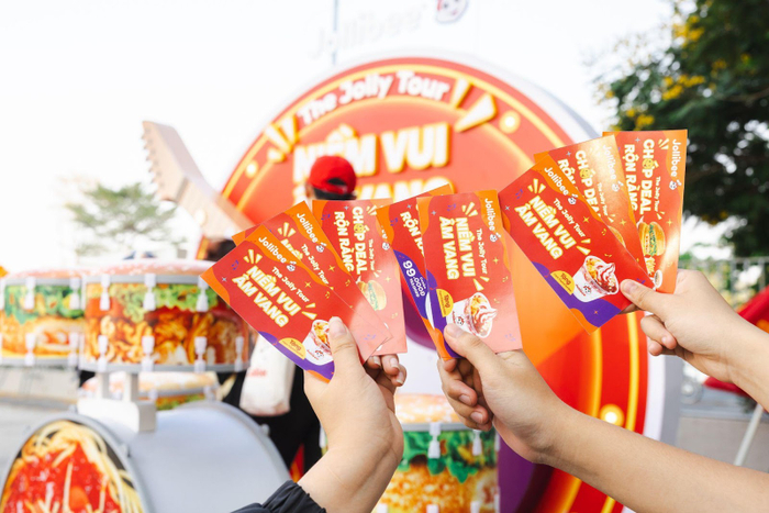 Các bạn sinh viên hào hứng check-in tại khu vực J và nhận voucher từ Jollibee
