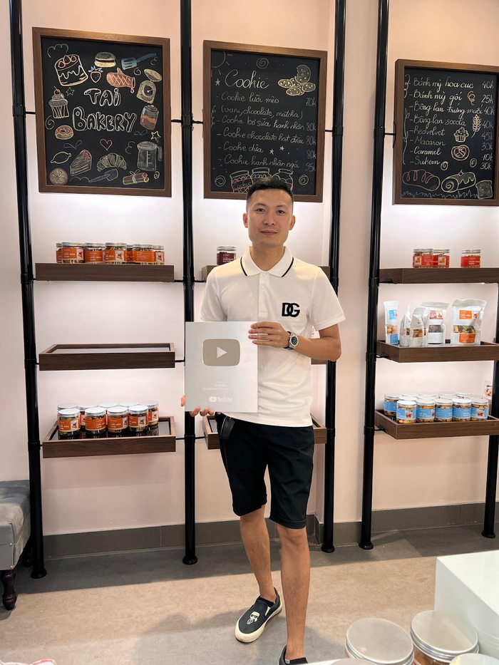 Các video của anh đăng tải trên TikTok hay YouTube đều đạt hàng triệu lượt người xem và nhận được nút bạc từ YouTube