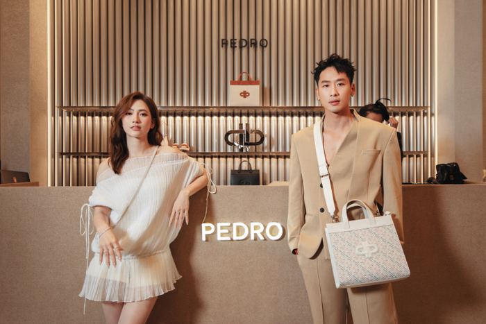 Được điểm nhấn bởi những sản phẩm mới trong BST PEDRO Icon Summer 2024, phong cách thời trang tinh tế, độc bản của Tuấn Trần & Phương Anh Đào chiếm trọn ánh nhìn của người hâm mộ