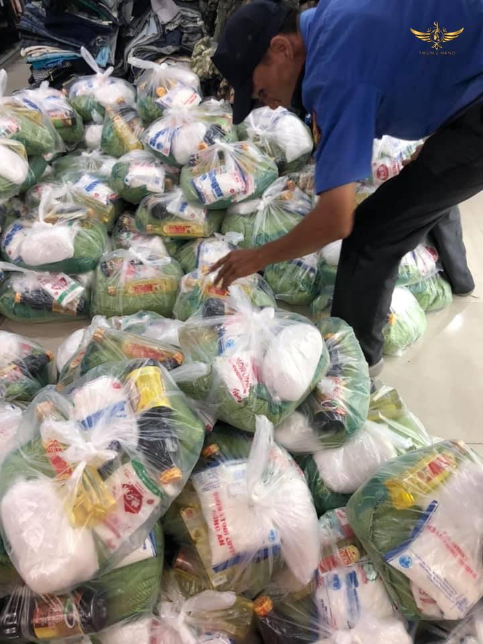 Những suất quà  ấm lòng giúp người có hoàn cảnh khó khăn vượt qua đại dịch