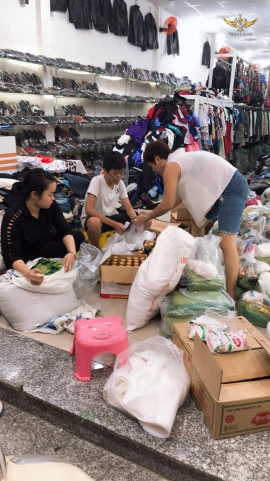 Trùm Đồ Si Store đã trao tặng hàng trăm suất quà đến các hoàn cảnh khó khăn 