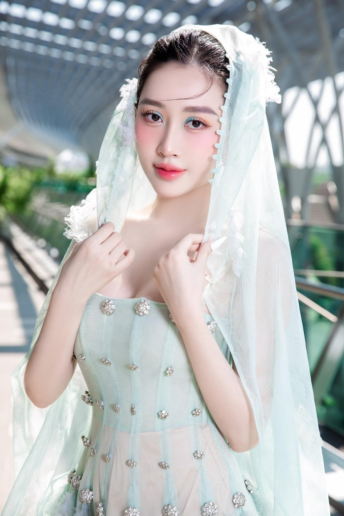 Nhan sắc rạng ngời, ngọt ngào của hoa hậu Huỳnh Thúy Anh