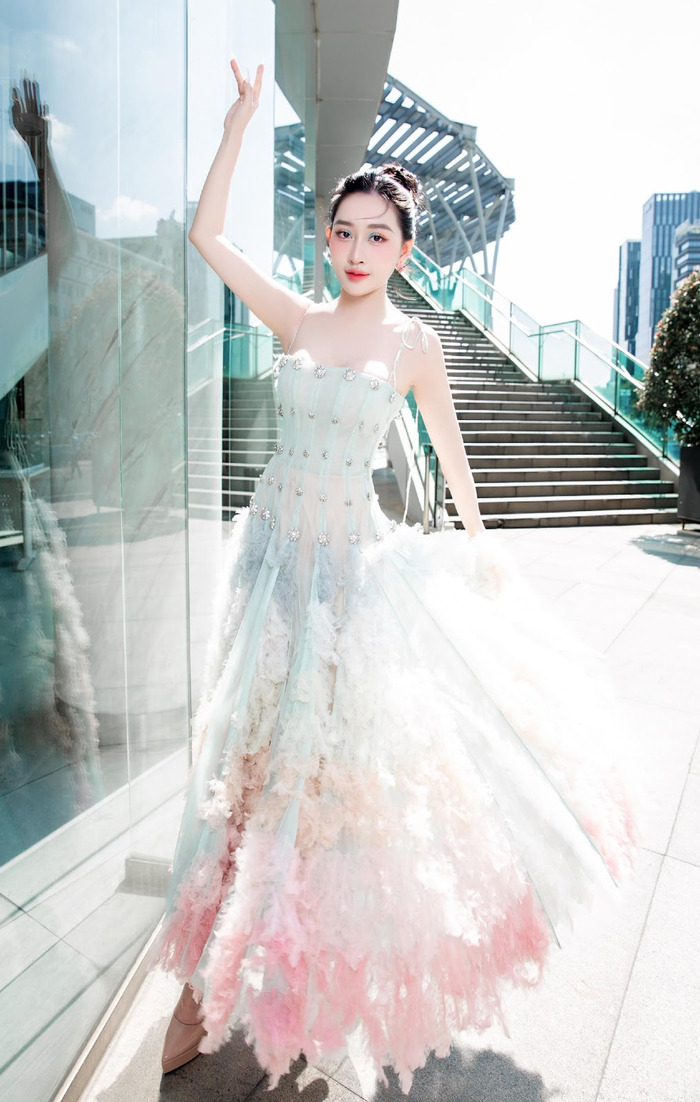 Hoa hậu Huỳnh Thuý Anh ấn tượng với nhan sắc kiêu sa
