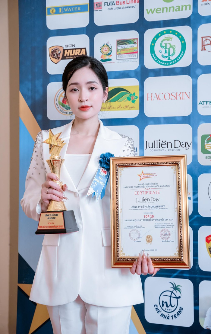 Đại diện bà Bùi Hải Lý là đơn vị phân phối độc quyền Jullien Day tại Việt Nam. 