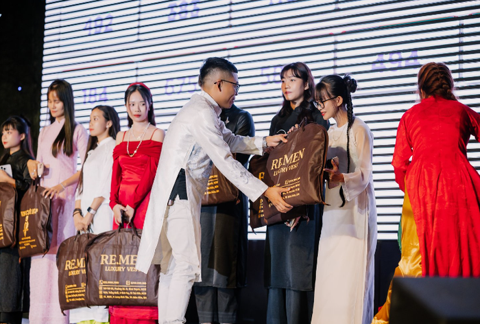 Rất nhiều phần quà từ các Nhà tài trợ đã được trao đến tay khách tham dự