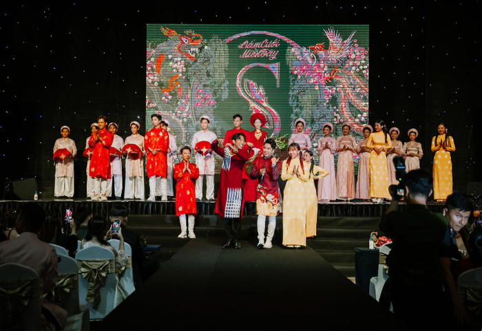 Quang cảnh đám cưới miền Tây được tái hiện chân thực trên sân khấu