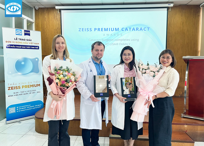 Đại diện Bệnh viện Mắt Quốc tế Việt - Nga nhận Kỷ niệm chương Vinh danh Đơn vị Phẫu thuật Thuỷ tinh thể Đa tiêu nhiều nhất Việt Nam từ bà Vũ Thị Thu Hiền - General Director Carl Zeiss Việt Nam