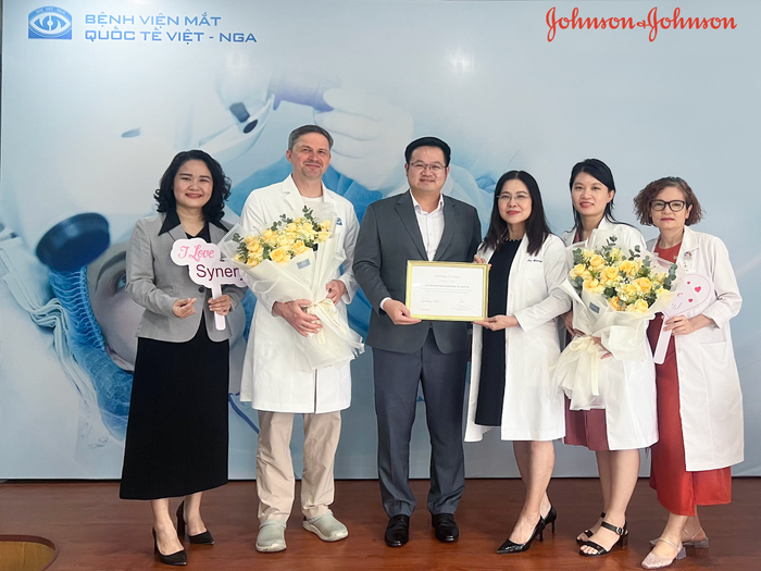 Đại diện Bệnh viện Mắt Quốc tế Việt - Nga nhận Chứng nhận Đơn vị Phẫu thuật Thuỷ tinh thể Đa tiêu nhiều nhất Việt Nam từ Ông Nguyễn Minh Thành - Giám đốc Kinh Doanh toàn quốc ngành hàng phẫu thuật nhãn khoa Johnson & Johnson Việt Nam