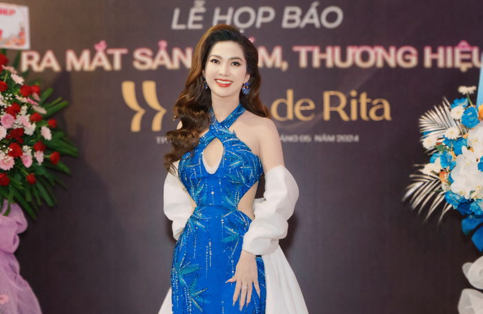 Bà Linda Trương - Nhà sáng lập Thương hiệu Anna De Rita - Chủ tịch HĐQT Hazal Clinic & Beauty tại họp báo ra mắt sản phẩm  - Ảnh: Xuân Triệu