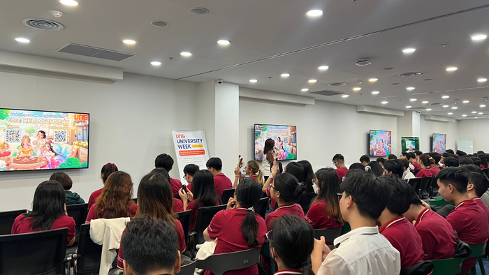 Đội ngũ vận hành giới thiệu Hello Café đến các bạn sinh viên