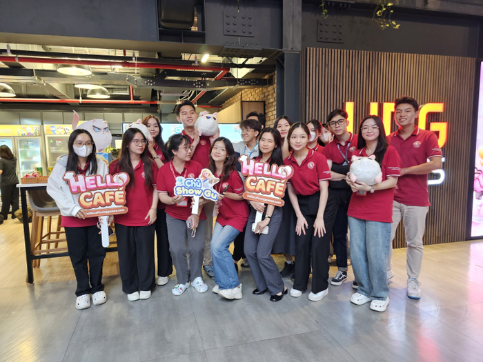 Hội ‘’chủ quán’’ sinh viên FTU2 tham gia check-in xịn sò cùng Hello Café