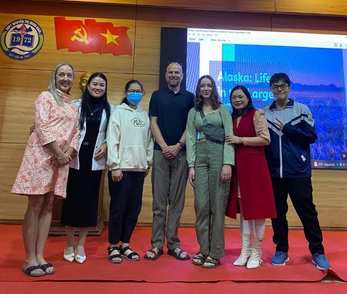 Huy (ngoài cùng bên phải) trong một sự kiện ngoại khóa ở Trường THPT Nguyễn Thị Minh Khai.