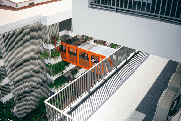 Có lẽ lo “trường mình trắng quá nhìn không ra”, thế là cây cầu cam rực rỡ đã xuất hiện và trở thành điểm nhấn hút mắt