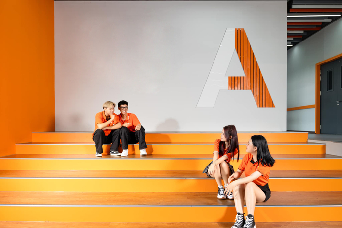 Có lẽ lo sinh viên học công nghệ bị “khô” nên trường tích cực trẻ hoá trường học bằng những góc check in xinh xắn…