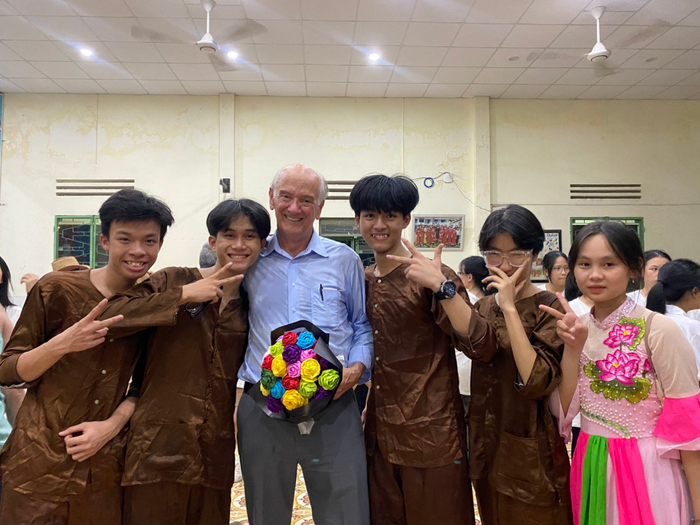 Bảo Nguyên (thứ 3 từ phải sang) năng nổ tham gia hoạt động trải nghiệm để phát triển đa dạng kỹ năng mềm, thích ứng nhanh với hội nhập thế giới