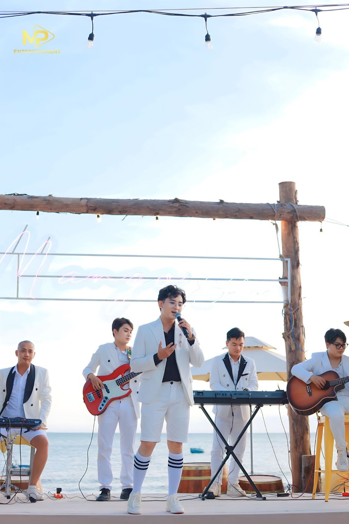 Minh Phúc cháy hết mình trên sân khấu cùng “MP Band” tại các sự kiện âm nhạc lớn nhỏ 