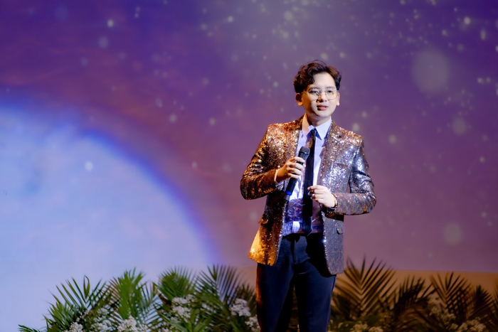 Buổi trình diễn của Minh Phúc tại phòng trà Đồng Dao nhận được sự ủng hộ nhiệt tình từ khán giả.