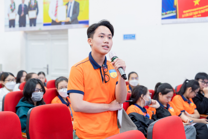 Sinh viên tự tin đối thoại cùng các chuyên gia và được giải đáp nhiều thắc mắc liên quan đến cơ hội phát triển nghề nghiệp