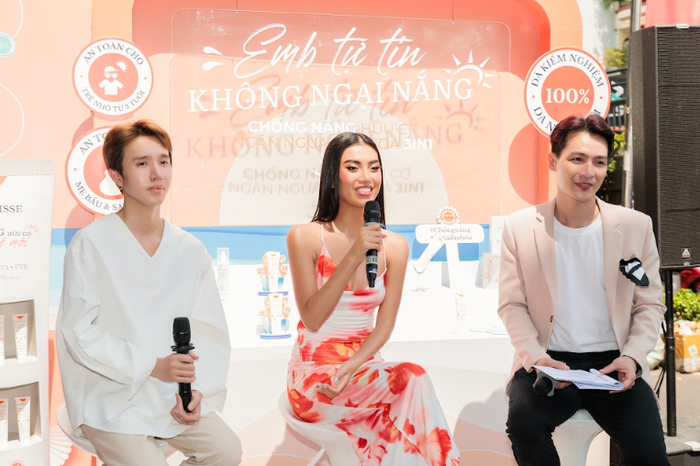 Các chuyên gia về làm đẹp và trang điểm trả lời câu hỏi của người tham dự