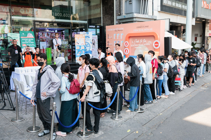 Hàng dài người xếp hàng trước sự kiện