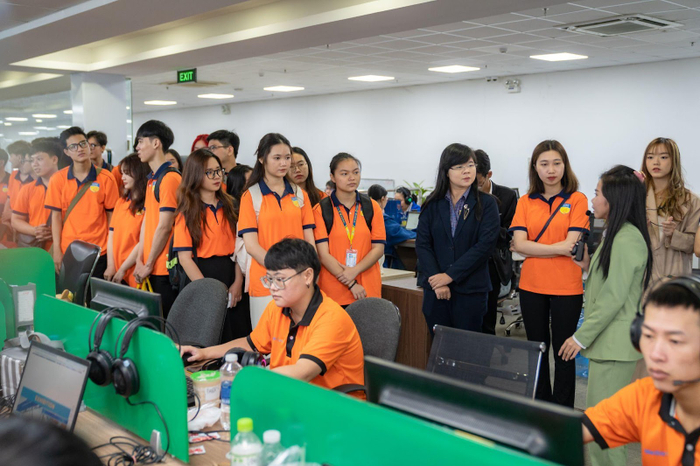 Tham quan doanh nghiệp là hoạt động quen thuộc đối với sinh viên Thương mại điện tử