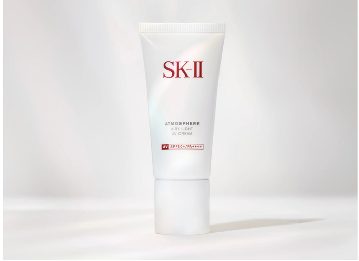 Atmosphere Airy Light UV Cream SPF50+/PA++++ là loại kem chống nắng phổ rộng và kết cấu mỏng nhẹ như lớp lót trang điểm, phù hợp cho làn da nhạy cảm (Nguồn: SK-II)
