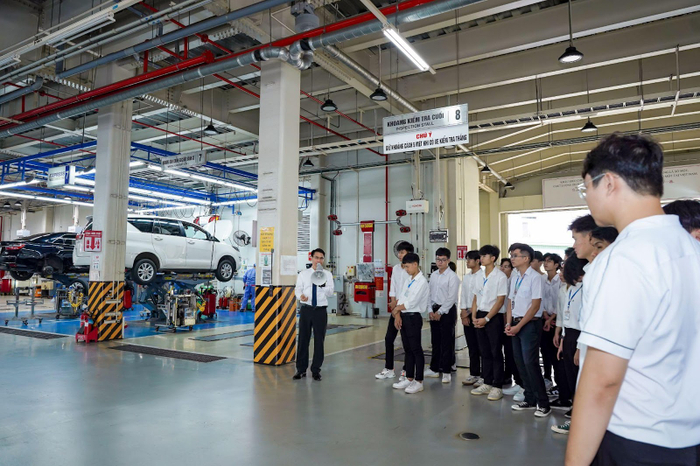 Ngay từ năm nhất, sinh viên HUTECH đã có cơ hội “mục sở thị” môi trường làm việc tương lai