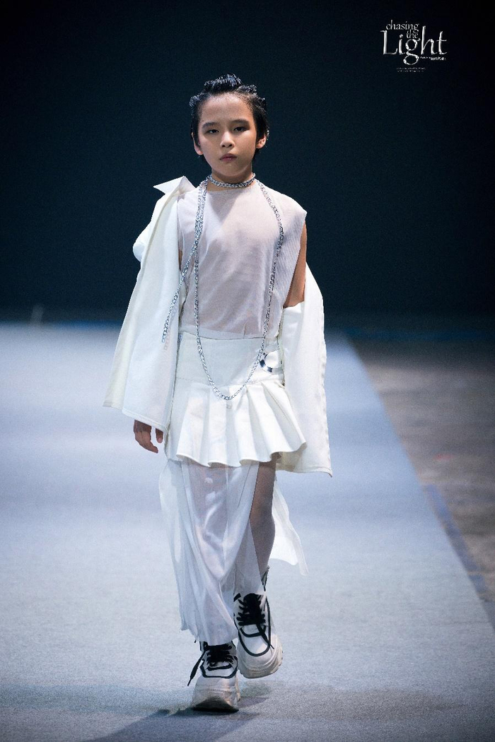 Trịnh Gia Huy trình diễn BST NTK Ada Anh Trương  tại Chasing The Light