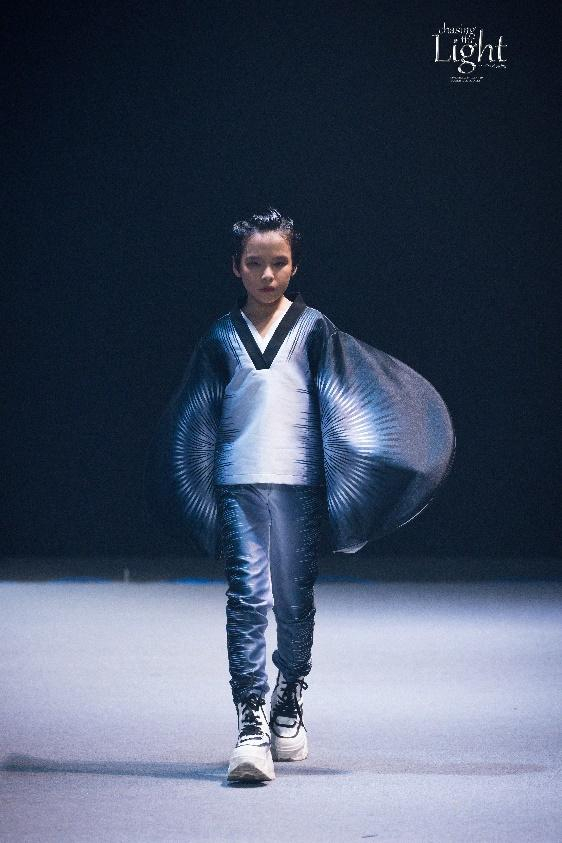 Trịnh Gia Huy trình diễn BST NTK Den Nguyễn tại Chasing The Light