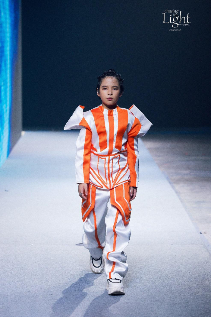 Trịnh Gia Huy trình diễn BST NTK Trinh Châu tại Chasing The Light