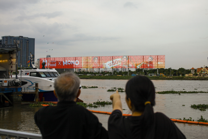 Người dân thích thú khi thấy biển quảng cáo LED của ShopeeFood nhuộm cam cả một góc sông Sài Gòn.