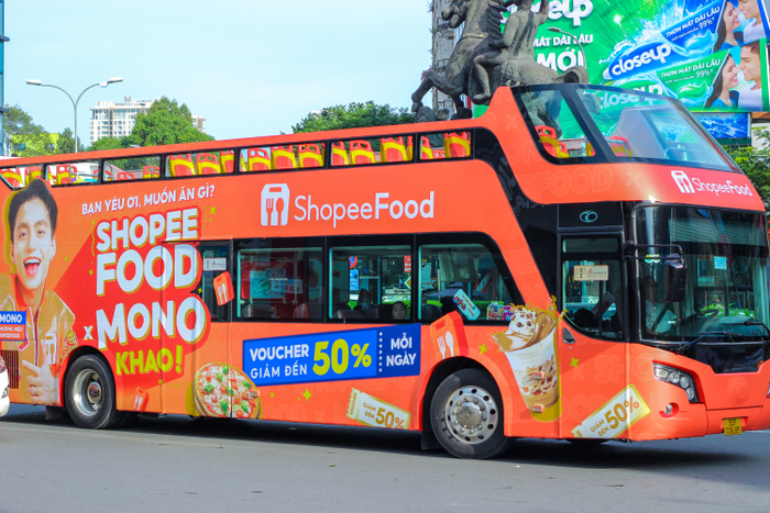 Trên các tuyến đường trung tâm tại TP. HCM, người dân có thể bắt gặp chiếc xe buýt 2 tầng màu cam “chở” theo chàng đại sứ MONO vi vu khắp nơi.