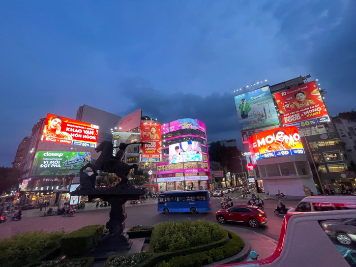 Nút giao này trở thành “điểm hẹn” của không chỉ một mà tới bốn biển quảng cáo màu da cam cùng một lúc, khiến người qua đường ai cũng phải đi chậm lại để ngắm nhìn.
