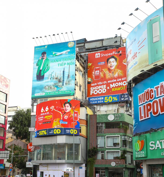 Bên cạnh visual rạng ngời của MONO, các dòng chữ “giảm 50%” và “0Đ” liên tục xuất hiện khiến các tín đồ ẩm thực chỉ muốn mở ShopeeFood lên để order ngay và luôn.