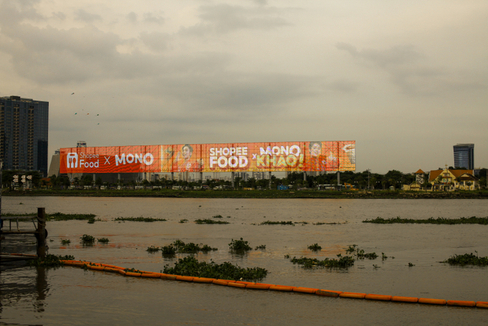 Những ai đi ngang qua khu vực công viên bến Bạch Đằng đều phải hướng ánh mắt về màn hình LED khổng lồ đầy mãn nhãn của ShopeeFood.