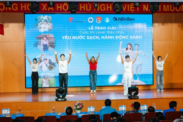 Vũ điệu “Yêu Nước Sạch, Hành Động Xanh” được biểu diễn tại lễ trao giải cuộc thi đã tạo nên bầu không khí thật sự sôi động.