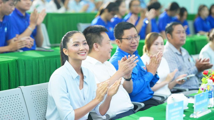 Hoa Hậu H'Hen Niê góp mặt trong buổi lễ ra quân để cùng lan tỏa và chia sẻ thông điệp ý nghĩa của chương trình đến với các tình nguyện viên.