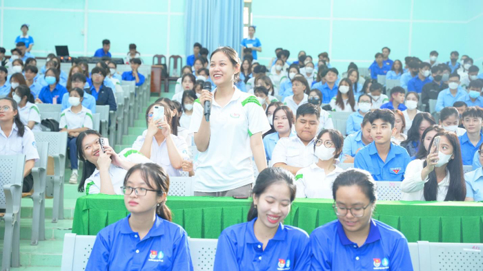 Không khí buổi ra quân diễn ra sôi nổi với sự tham gia hào hứng từ các bạn sinh viên Đại Học Tây Đô, thành phố Cần Thơ.