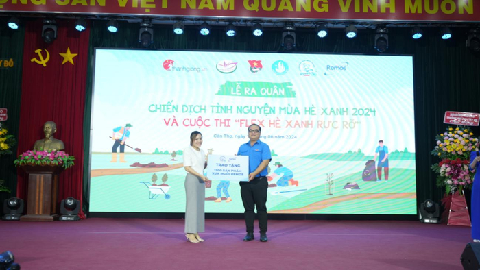 Bà Cao Lê Lan Dung (trái) – đại diện nhà tài trợ nhãn hàng Remos, công ty TNHH Rohto Mentholatum (Việt Nam) trao tặng sản phẩm Remos cho các tình nguyện viên tham gia chiến dịch mùa hè xanh của Đại Học Tây Đô, thành phố Cần Thơ tại lễ ra quân.