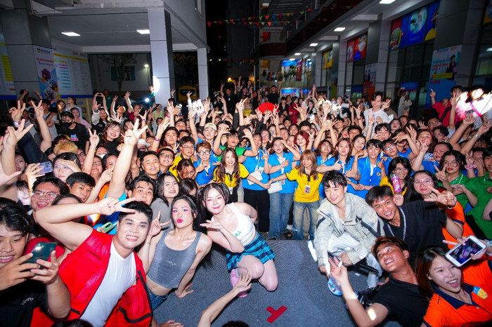 Đông đảo khán giả sinh viên hưởng ứng nhiệt tình đêm đại nhạc hội vừa qua 