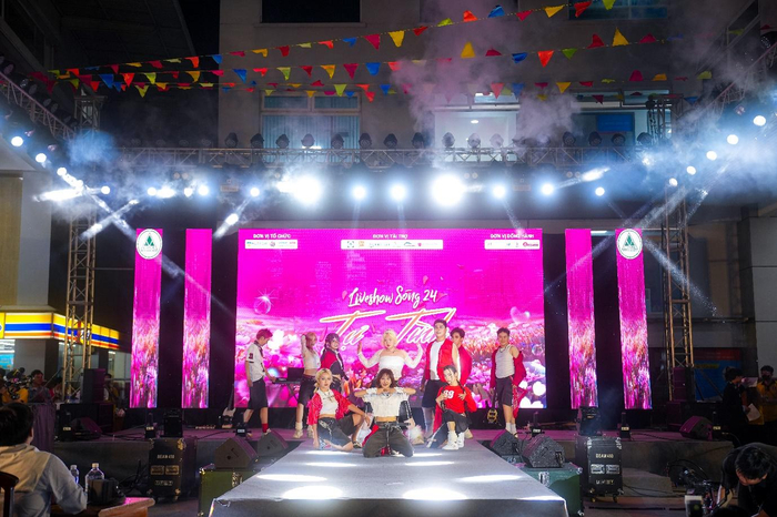 Hoành tráng, đặc sắc, mãn nhãn là những tính từ dùng để nói về Sóng 2024