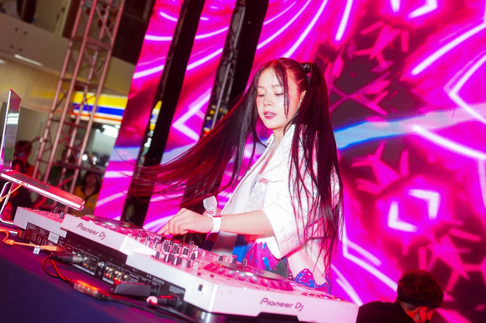 Sự xuất hiện của DJ Mie càng khiến cho đêm nhạc bùng nổ hơn nữa