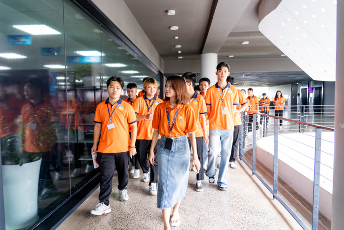 Những chuyến tham quan học tập tại doanh nghiệp giúp sinh viên hiểu hơn công việc thực tế