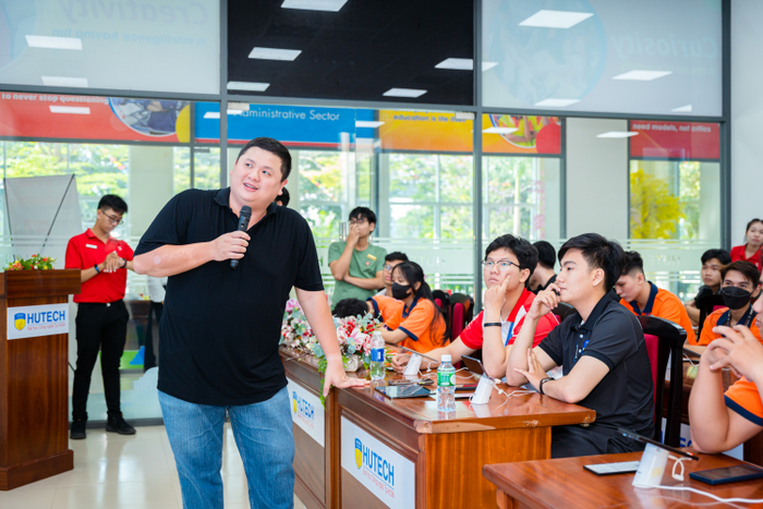 Chuyên gia chia sẻ nhiều kiến thức mới đến các bạn trẻ